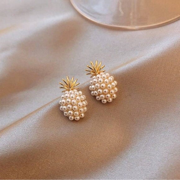 ✨NEW✨ Elegant Gold and Pearl Pineapple hypoallergenic Earrings - Picture 2 of 7